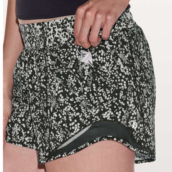 NWT Lululemon Hotty Hot Short II *Long 4" Chirasu Black / Chirakasu Alpine White - Picture 6 of 6